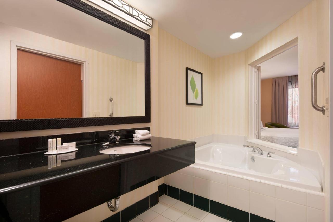 Fairfield Inn & Suites Реддинг Экстерьер фото