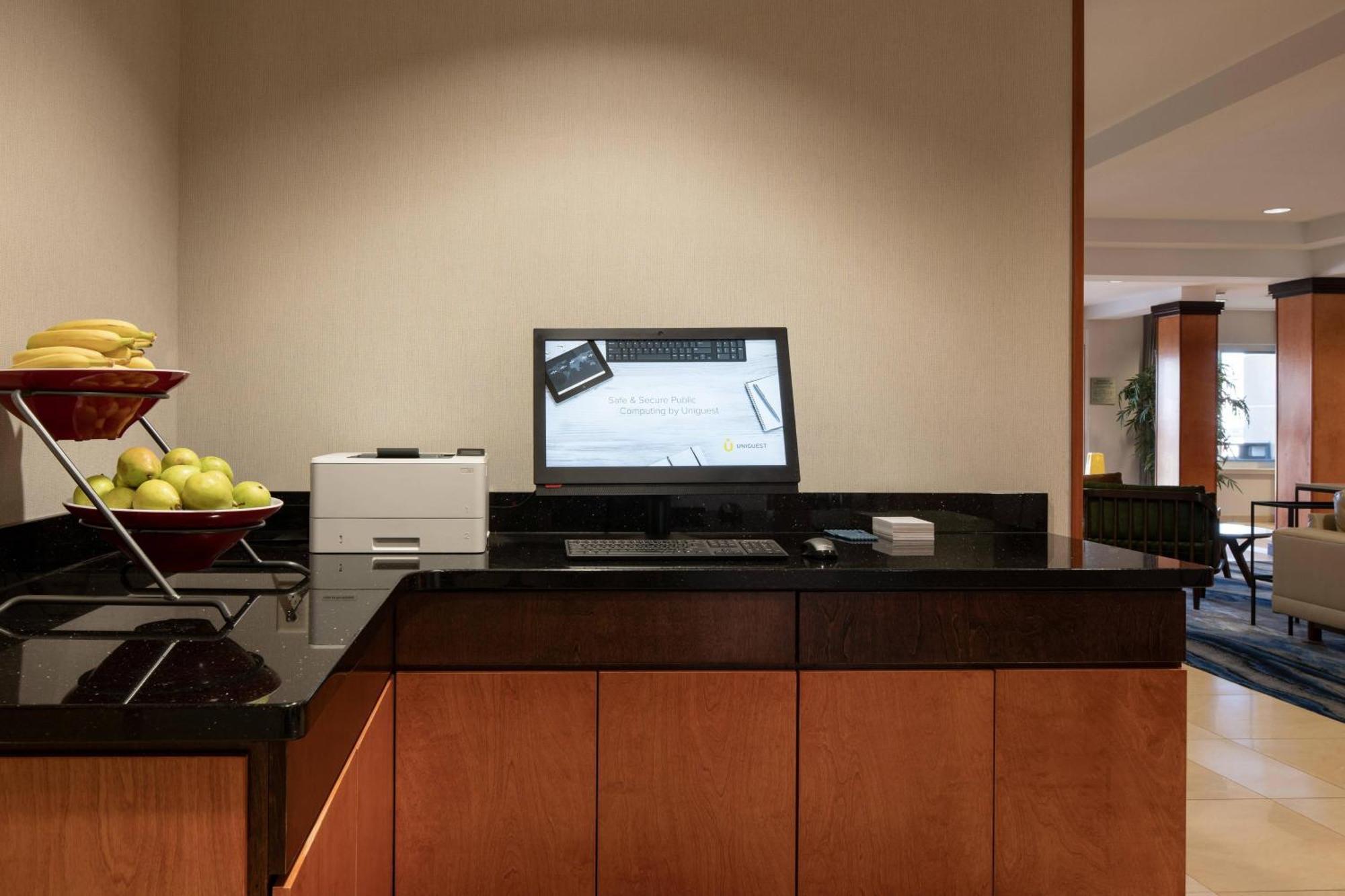Fairfield Inn & Suites Реддинг Экстерьер фото