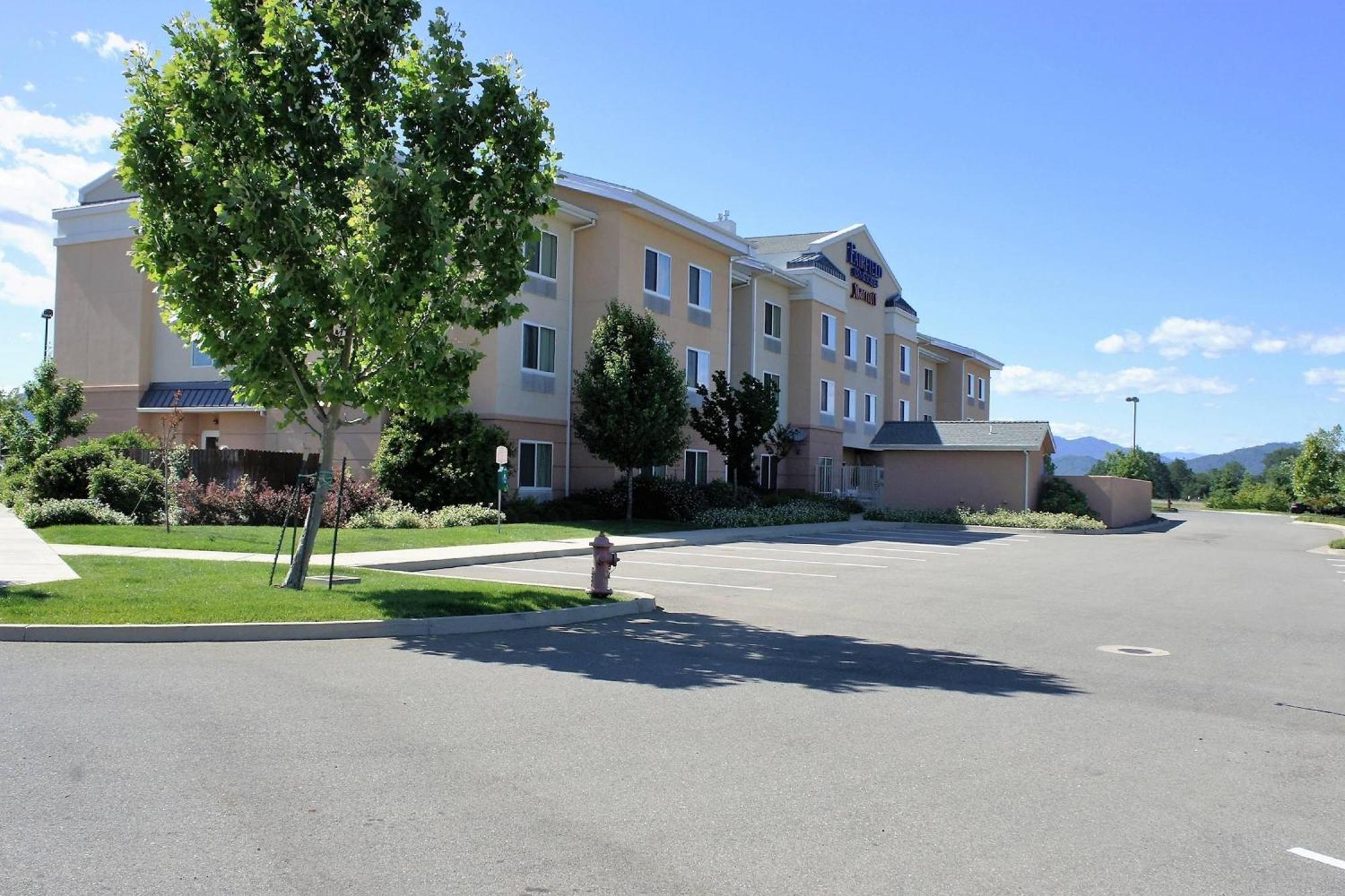 Fairfield Inn & Suites Реддинг Экстерьер фото