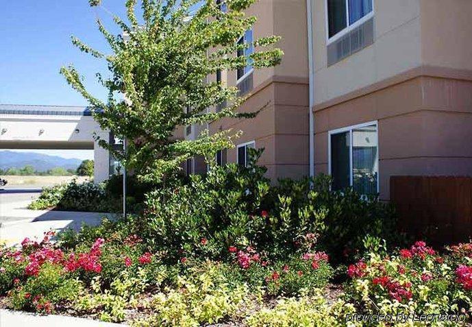Fairfield Inn & Suites Реддинг Экстерьер фото